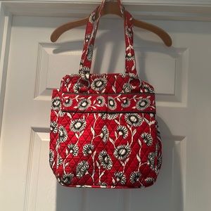 Vera Bradley Deco Daisy tote with 2 front pockets. Excellent condition.
